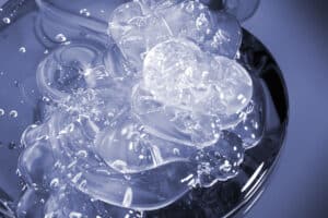 Gliceryna to lepka, tłusta substancja przypominająca w konstystencji syrop